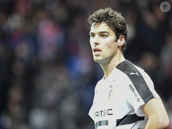 Karine Ferri encourage son compagnon Yoann Gourcuff lors du match Psg-Rennes au Parc des Princes à Paris le 6 novembre 2016. © Pierre Perusseau/Bestimage