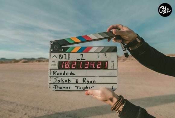En réalité, le cerveau s'habitue rapidement aux réussites (adaptation hédonique), ce qui pousse à rechercher sans cesse un nouvel objectif.

Photo prise par Jakob Owens / Unsplash