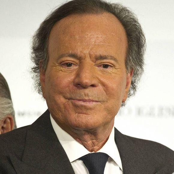 Les cheffes du personnel recruteraient via Instagram, demandant photos et informations, sans entretien ni CV.

Julio Iglesias a été déclaré le plus grand artiste latino de tous les temps lors d'une cérémonie à Londres. © Bestimage