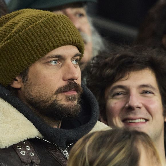 Lucas Bravo et Vincent Lacoste - Célébrités dans les tribunes lors du match de Ligue 1 McDonald's opposant le Paris Saint-Germain (PSG) à l'Olympique de Marseille (OM) - (3-1) au Parc des Princes à Paris le 16 mars 2025. © Cyril Moreau/Bestimage