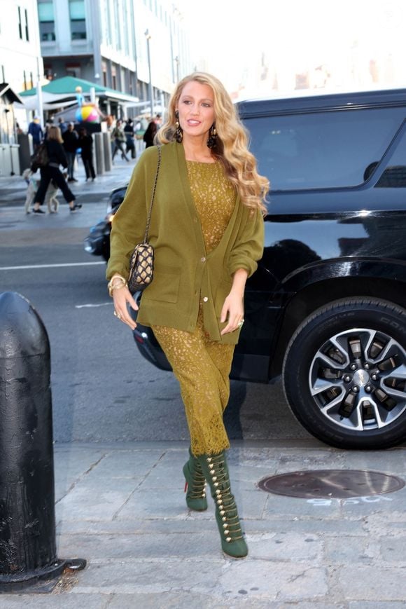 New York, NY - L'actrice Blake Lively est tout sourire alors qu'elle arrive au Lawn Club de New York pour animer l'événement The Betty BOOze Harvest Happy Hour. 
©Backgrid USA / Bestimage
