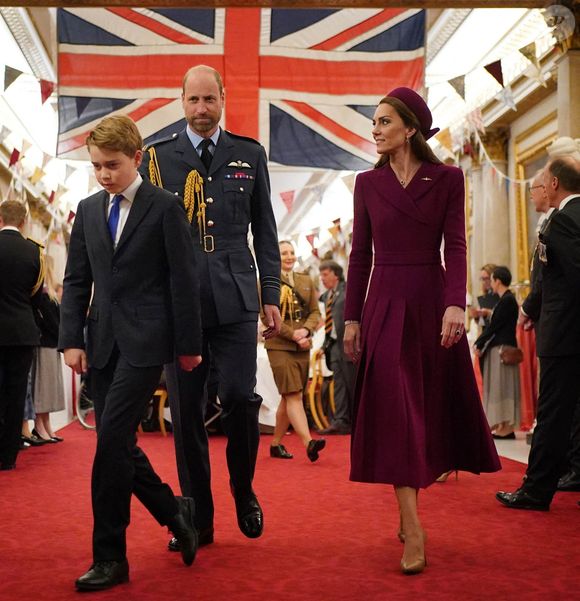 Il a suivi ses parents dans la salle de réception.

Le prince George de Galles, le prince William et Kate Middleton lors d'une réception au palais de Buckingham à Londres en marge du 80ème anniversaire de la fin de la Seconde guerre mondiale, à Londres, le 5 mai 2025.

Photo : Alpha Agency / Bestimage