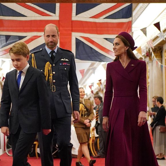 Il a suivi ses parents dans la salle de réception.

Le prince George de Galles, le prince William et Kate Middleton lors d'une réception au palais de Buckingham à Londres en marge du 80ème anniversaire de la fin de la Seconde guerre mondiale, à Londres, le 5 mai 2025.

Photo : Alpha Agency / Bestimage