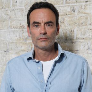 Exclusif - Anthony Delon en prise de vue studio en marge du tournage du clip "Je garde le sourire !" de l'association Laurette Fugain dans les Studios de l'Usine à Paris, France, le 19 septembre 2024. © Christophe Clovis/Bestimage