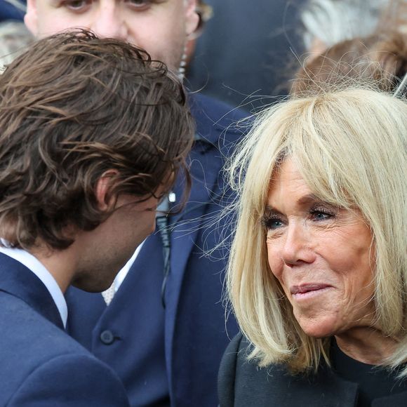 Carlo Agostinelli, Brigitte Macron Sortie des obsèques de Mathilde Favier en l'église Saint-Sulpice à Paris le 31 aout 2026. © Dominique Jacovides-Cyril Moreau/Bestimage