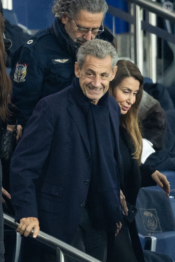 Nicolas Sarkozy dans les tribunes lors du match de Ligue 1 McDonald's "PSG - Auxerre (2-0)" au Parc des Princes à Paris, le 27 septembre 2025.
© Cyril Moreau/Bestimage