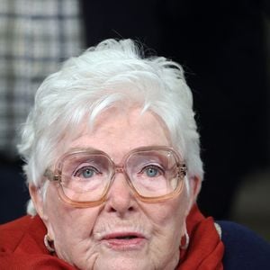 Après avoir été victime d'un AVC en 2019, elle a choisi de réagir par le sport.
Line Renaud - Line Renaud, 97 ans, a inauguré un jardin public qui porte son nom, à Lille, France, le mercredi 17 décembre 2025.
© Claude Dubourg/Bestimage