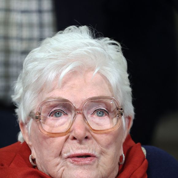 Après avoir été victime d'un AVC en 2019, elle a choisi de réagir par le sport.

Line Renaud - Line Renaud, 97 ans, a inauguré un jardin public qui porte son nom, à Lille, France, le mercredi 17 décembre 2025.

© Claude Dubourg/Bestimage