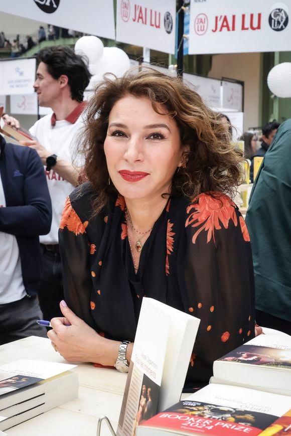 "Mais j'adore ! On en veut d'autres !", "Elle a tout de Ramzy", ou encore "Le meilleur mélange de son papa et sa maman Ava", peut-on lire dans les commentaires...

Anne Depetrini - Festival du Livre de Paris 2025 au Grand Palais,  Paris, France, le 13 avril 2025. © Jack Tribeca / Bestimage