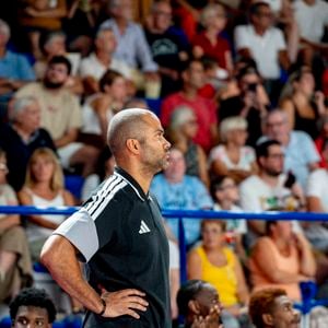 Loin des terrains et de son quotidien, il est confronté à l'absence de nouvelles de ses fils.
Tony Parker lors du match la Chorale de Roanne vs LDLC ASVEL, 1ère édition de l’Adidas élite Three Tournament à la halle André Vacheresse à Roanne, le 06/09/2026. © Sandrine Thesillat / PsNewZ / Bestimage