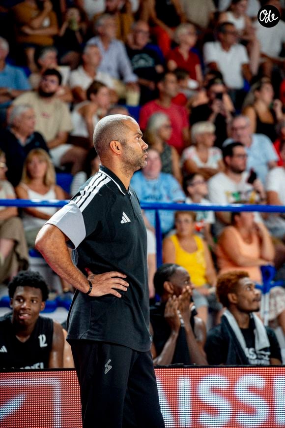 Loin des terrains et de son quotidien, il est confronté à l'absence de nouvelles de ses fils. 

Tony Parker lors du match la Chorale de Roanne vs LDLC ASVEL, 1ère édition de l’Adidas élite Three Tournament à la halle André Vacheresse à Roanne, le 06/09/2026. © Sandrine Thesillat / PsNewZ / Bestimage