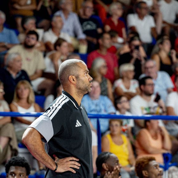 Loin des terrains et de son quotidien, il est confronté à l'absence de nouvelles de ses fils. 

Tony Parker lors du match la Chorale de Roanne vs LDLC ASVEL, 1ère édition de l’Adidas élite Three Tournament à la halle André Vacheresse à Roanne, le 06/09/2026. © Sandrine Thesillat / PsNewZ / Bestimage