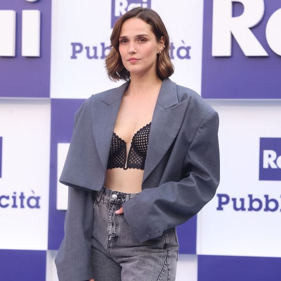 Camille Lou - Le casting de la série française "Cat's Eyes" (Occhi di Gato) au photocall de présentation de la grille des programmes de la chaîne italienne Rai à Rome, le 30 juin 2025.
