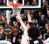 Sur le terrain, l'équipe vient tout juste de signer un exploit retentissant lors des finales nationales.

Omar Sy assiste au match du Paris Basketball, battu par le Žalgiris Kaunas, lors de la 15e journée de l'Euroligue à Paris, le 11 décembre 2025. 

© Baptiste Autissier / PsnewZ / Bestimage