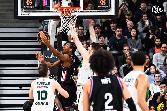 Sur le terrain, l'équipe vient tout juste de signer un exploit retentissant lors des finales nationales.

Omar Sy assiste au match du Paris Basketball, battu par le Žalgiris Kaunas, lors de la 15e journée de l'Euroligue à Paris, le 11 décembre 2025. 

© Baptiste Autissier / PsnewZ / Bestimage