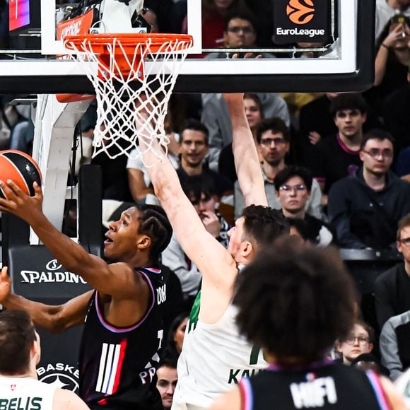 Sur le terrain, l'équipe vient tout juste de signer un exploit retentissant lors des finales nationales.

Omar Sy assiste au match du Paris Basketball, battu par le Žalgiris Kaunas, lors de la 15e journée de l'Euroligue à Paris, le 11 décembre 2025. 

© Baptiste Autissier / PsnewZ / Bestimage