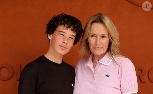 L'ancien mannequin n'était pas seule lors du photocall : elle est venue accompagnée de son fils de 15 ans, Giuliano.

Estelle Lefébure et son fils Giulano Ramette au photocall du village lors des Internationaux de France de Tennis de Roland Garros 2026, à Paris, France, le 29 mai 2026. © Dominique Jacovides/Bestimage