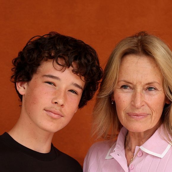 L'ancien mannequin n'était pas seule lors du photocall : elle est venue accompagnée de son fils de 15 ans, Giuliano.

Estelle Lefébure et son fils Giulano Ramette au photocall du village lors des Internationaux de France de Tennis de Roland Garros 2026, à Paris, France, le 29 mai 2026. © Dominique Jacovides/Bestimage