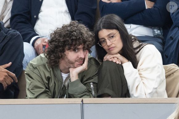 Le couple s’est affiché le 5 juin lors de la 12e journée du tournoi, adoptant des tenues assorties aux tons verts et beige, à la fois chic et décontractées.

Lucie Boujenah et son compagnon Thomas Solivéres dans les tribunes lors des Internationaux de France de Tennis de Roland Garros 2025, à Paris, France, le 5 juin 2025. © Jacovides-Moreau/Bestimage