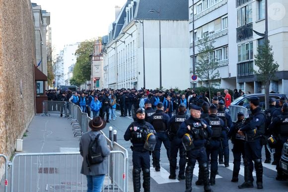 Des acteurs du milieu pénitentiaire manifestent devant la prison de la Santé avant l'arrivée de l'ancien président français Nicolas Sarkozy, où il purgera une peine de cinq ans de prison après avoir été reconnu coupable d'association de malfaiteurs en lien avec un projet de financement de la campagne électorale de 2007 de l'ancien dictateur libyen Mouammar Kadhafi, à Paris, France, le 21 octobre 2025. Nicolas Sarkozy, qui a connu de nombreux ennuis judiciaires depuis sa défaite à la réélection en 2012, sera incarcéré le 21 octobre 2025 pour un projet visant à obtenir des fonds libyens pour sa campagne présidentielle victorieuse de 2007, devenant ainsi le premier ancien dirigeant d'un pays de l'Union européenne à purger une peine de prison. L'ancien dirigeant d'extrême droite français a fait appel du verdict et dénoncé une "injustice". © Dominique Jacovides/Bestimage