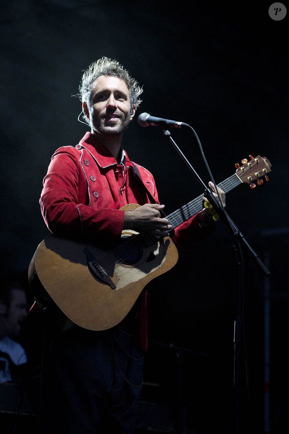 Charlie Winston se produit en direct sur la place de l'Hôtel de Ville lors du Festival Fnac Indetendances à Paris, France, le 19 juillet 2012. Photo by ABACAPRESS.COM