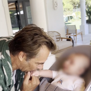 À la fin du documentaire, David dorlote son petit-fils : « Mon petit amour. Tu as eu de la chance d’être né là »

David Hallyday et accompagné de son petit-fils dans le documentaire "Hallyday par David", diffusé mercredi 10 février 2026 sur M6