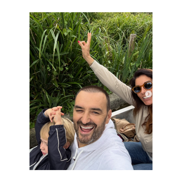 Le couple se dévoile tout sourire lors d'une petite balade en canoë avec leur fils Léo.

Cyril Lignac sur Instagram, avec son fils et sa compagne Deborah.