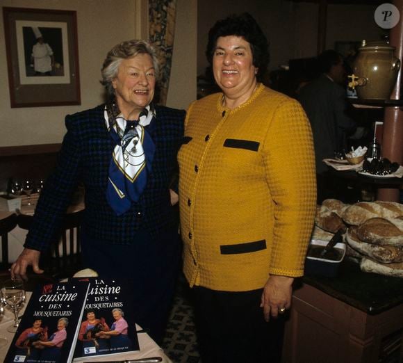 En France, à Paris, dans le restaurant La Regalade, dans le XIVeme arrondissement, de gauche à droite, MAITE, de son vrai nom Marie-Thérèse Ordonez et Micheline Banzet-Lawton le 7 décembre 1993.