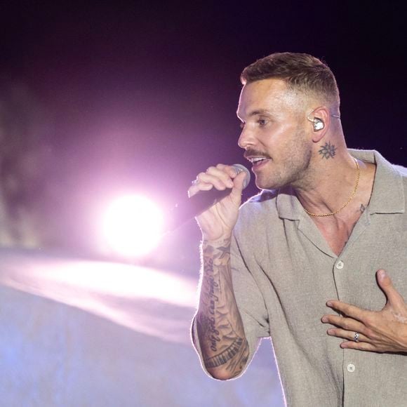 Exclusif - M. Pokora, arborant un nouveau look, une moustache et une nouvelle coupe, pour le tournage d'un film cet été dont l'action va se dérouler dans les années 40 - Enregistrement de l'émission "L'humour à la plage" pour la 2eme édition du festival de Juan les Pins à la pinède Gould le 27 juin 2025. © Bruno Bebert / Bestimage