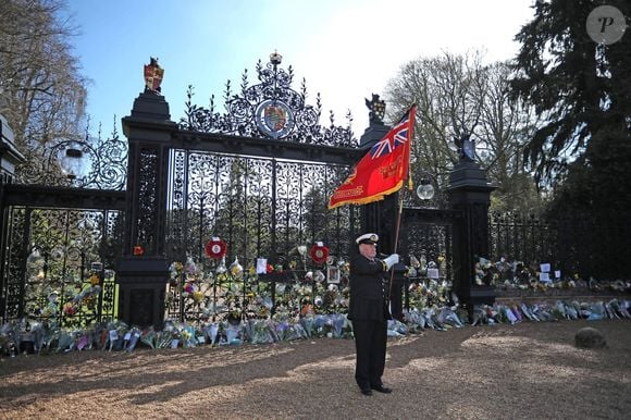 Hommage en l'honneur du prince Philip, duc d'Édimbourg devant les grilles de larésidence de la famille royale Sandringham House, Royaume Uni, le 17 avril 2021. © Imago/Panoramic/Bestimage