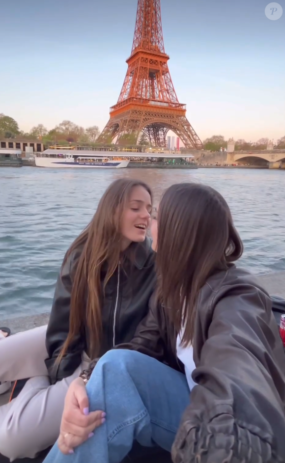Les deux jeunes femmes s'embrassent même dans une vidéo.

Léa, aventurière de "Koh-Lanta", officialise son couple avec sa compagne.