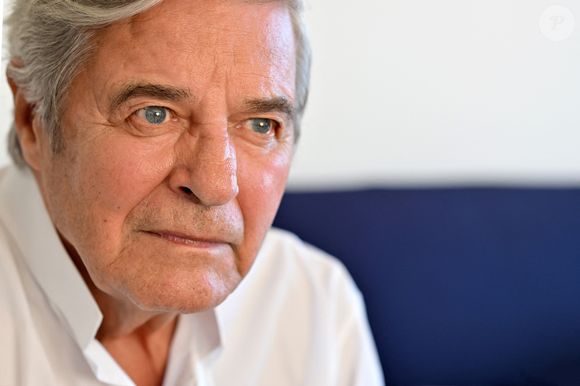 Exclusif - Rendez-vous avec l'acteur de 88 ans, Jean Sorel ("Belle de Jour"), et sa femme Patricia à leur domicile, dans les hauteurs de Cannes, le 26 juillet 2023. 
© Bruno Bebert / Bestimage