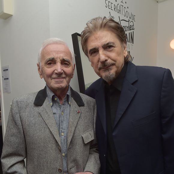 Charles Aznavour et Serge Lama - Serge Lama reçoit ses invités dans sa loge après son concert à la salle Pleyel à Paris - Jour 4 - 26/11/2017. © Giancarlo Gorassini/Bestimage