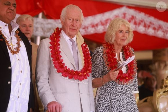 Pour rappel lors d'un événement officiel de la famille royale britannique, l'ordre de la hiérarchie royale prévaut généralement
Le roi Charles III et la reine Camilla assistent à une cérémonie d'adieu au village de Siumu, à la fin de leur visite officielle en Australie, le 26 octobre 2024.