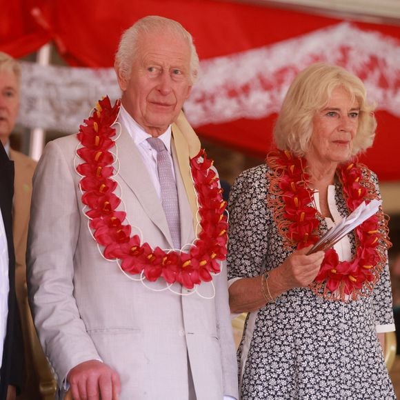 Pour rappel lors d'un événement officiel de la famille royale britannique, l'ordre de la hiérarchie royale prévaut généralement
Le roi Charles III et la reine Camilla assistent à une cérémonie d'adieu au village de Siumu, à la fin de leur visite officielle en Australie, le 26 octobre 2024.