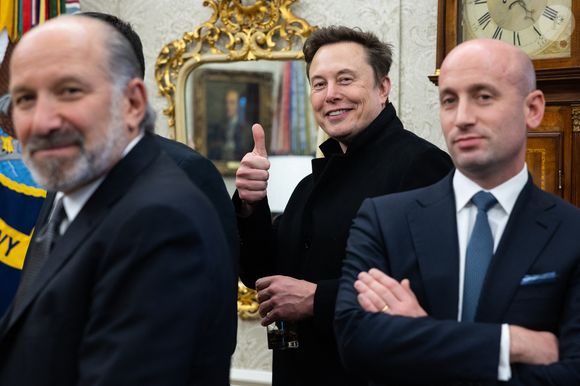 Selon nos confrères de "Gala", X va bien à la maternelle
Elon Musk, chef du département de l'efficacité gouvernementale (DOGE), entouré du secrétaire américain au commerce Howard Lutnick, à gauche, et du chef de cabinet adjoint de la Maison-Blanche Stephen Miller, à droite, dans le bureau ovale de la Maison-Blanche à Washington, DC, le 13 février 2025.
©Photo Press Service / BESTIMAGE