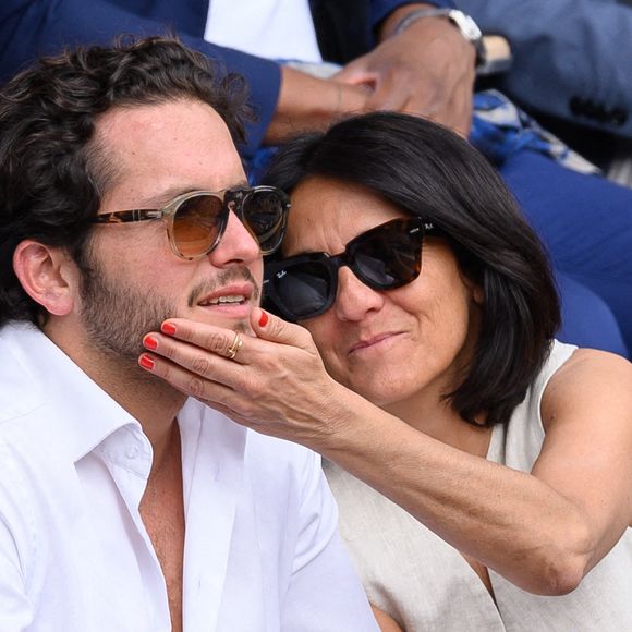 Florence Foresti et Alexandre Kominek dans les tribunes lors des Internationaux de France de tennis à Roland Garros le 29 mai 2022 à Paris, France. Photo par Laurent Zabulon/ABACAPRESS.COM