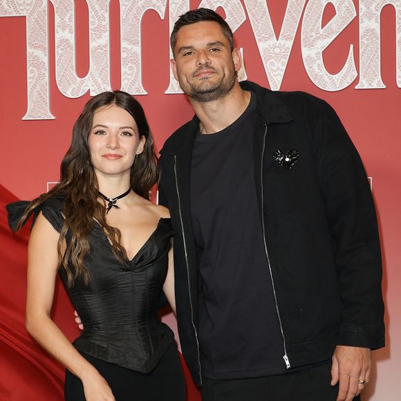 L'été est placé sous le signe du sport et de la famille chez les Manaudou. 

Florent Manaudou et sa compagne Elsa Bois - Avant-première du film "Hurlevent" au Grand Rex à Paris. © Coadic Guirec/Bestimage