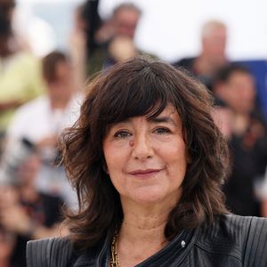 Romane Bohringer avait à peine gravi les marches du Palais des festivals que les réseaux sociaux se sont en effet emparés de photographies de la comédienne de 51 ans, pour pointer du doigt... son physique. 

Romane Bohringer au photocall de "Dites-lui que je l'aime" (Séance spéciale) lors du 78ème Festival International du Film de Cannes, le 19 mai 2025. © Jacovides / Moreau / Bestimage