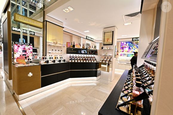 Exclusif - Illustration du rez de Chaussée des Galeries Lafayette de Nice - Christian Estrosi, le maire de Nice, et son épouse Laura Tenoudji ont participé à l'inauguration du rez de chaussée des Galeries Lafayette de Nice, le 7 juin 2024, qui accueille de nouvelles enseignes comme Christian Dior, Loewe ou encore Jacquemus. Le maire de Nice a coupé le traditionnel ruban en compagnie de Nicolas Houzé, le directeur général des Galeries Lafayette.
©Bruno Bebert / Bestimage