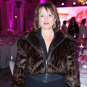 Anne Roumanoff assiste au dîner Peninsula in Pink par Octobre Rose au profit des Bonnes Fees, à Paris, France, le 03 octobre 2024. Photo par Jerome Dominé/Abaca