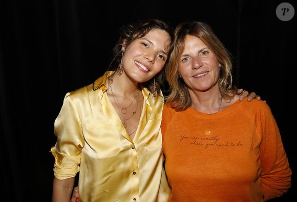 et de Virginie Coupérie-Eiffel

Exclusif - Vanille Clerc et sa mère Virginie Coupérie-Eiffel - Concert de Vanille Clerc à la salle Hasard Ludique pour la sortie de son premier album "Amazona" en présence de ses parents à Paris le 13 juin 2019. © Marc Ausset-Lacroix/Bestimage