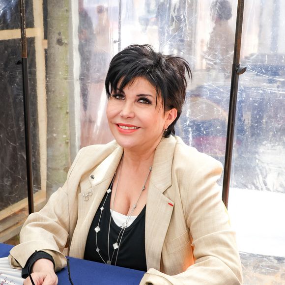 Elle s'est notamment illustrée sur scène grâce à ses talents de chanteuse et d'imitatrice

Liane Foly lors de la 3ème édition du salon du livre à Saint-Germain-des-Prés "Des pages avant la plage" à Paris le 6 juin 2026.
© Jack Tribeca / Bestimage