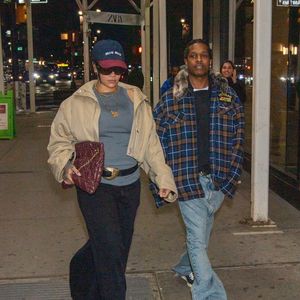 EXCLUSIF New York, NY Rihanna et A$AP Rocky ont été aperçus en train de faire du shopping chez Zara à New York City, prenant un moment pour poser pour un selfie avec un fan chanceux pendant la sortie nocturne.