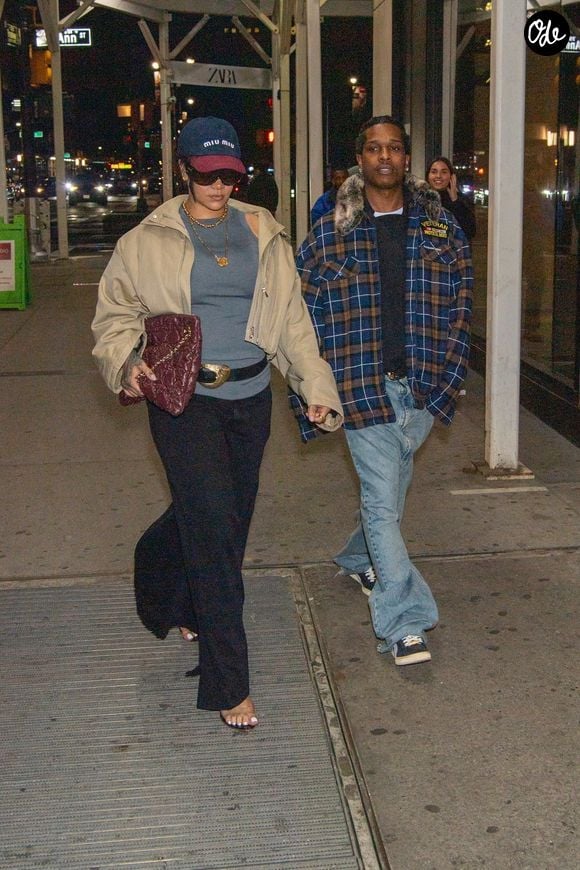 EXCLUSIF New York, NY Rihanna et A$AP Rocky ont été aperçus en train de faire du shopping chez Zara à New York City, prenant un moment pour poser pour un selfie avec un fan chanceux pendant la sortie nocturne.