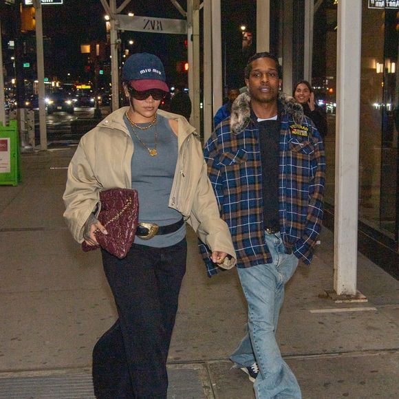 EXCLUSIF New York, NY Rihanna et A$AP Rocky ont été aperçus en train de faire du shopping chez Zara à New York City, prenant un moment pour poser pour un selfie avec un fan chanceux pendant la sortie nocturne.