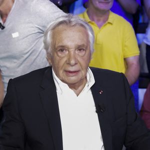 Sardou y avait emménagé après son mariage avec Anne-Marie Périer en 1999, célébré par Nicolas Sarkozy.

Exclusif - Michel Sardou sur le plateau de l'émission Touche pas à mon poste (TPMP) présentée en direct par C.Hanouna et diffusée sur C8 le 29 août 2022.

© Jack Tribeca / Bestimage