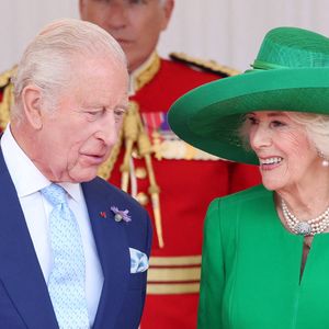 Le roi Charles III et la reine Camilla attendent l'arrivée du président français Emmanuel Macron et de son épouse Brigitte Macron à Datchet Road, à Windsor, dans le Berkshire, lors de la première journée de la visite d'État du président français au Royaume-Uni, le 8 juillet 2025. Photo : Chris Jackson/PA Wire/ABACAPRESS.COM