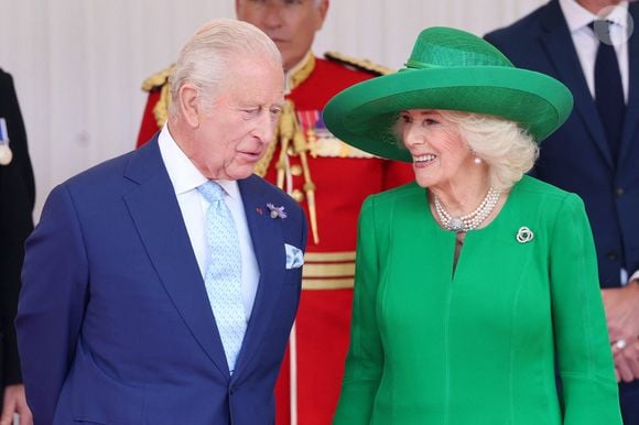 Le roi Charles III et la reine Camilla attendent l'arrivée du président français Emmanuel Macron et de son épouse Brigitte Macron à Datchet Road, à Windsor, dans le Berkshire, lors de la première journée de la visite d'État du président français au Royaume-Uni, le 8 juillet 2025. Photo : Chris Jackson/PA Wire/ABACAPRESS.COM