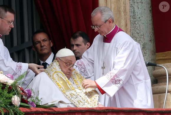 Le pape François salue les fidèles après la bénédiction Urbi et Orbi qui a suivi la messe de Pâques sur la place Saint-Pierre, au Vatican.  Zuma Press / Bestimage